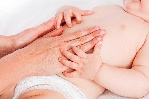 Trẻ sơ sinh vặn mình lồi rốn có thể sẽ phải phẫu thuật