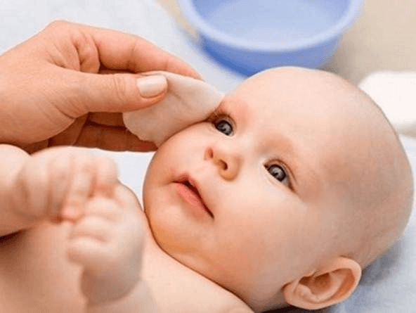 cách dùng nước muối cho trẻ sơ sinh