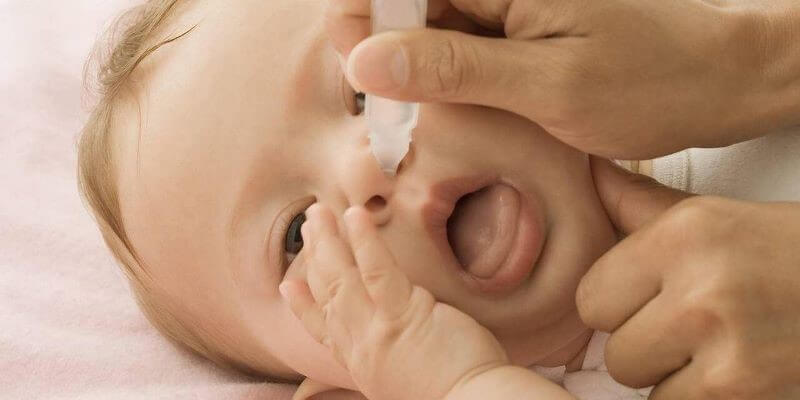 có nên nhỏ mũi cho trẻ sơ sinh hàng ngày