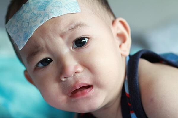 Lạm dụng nhỏ mũi khiến trẻ dễ bị bệnh về hô hấp