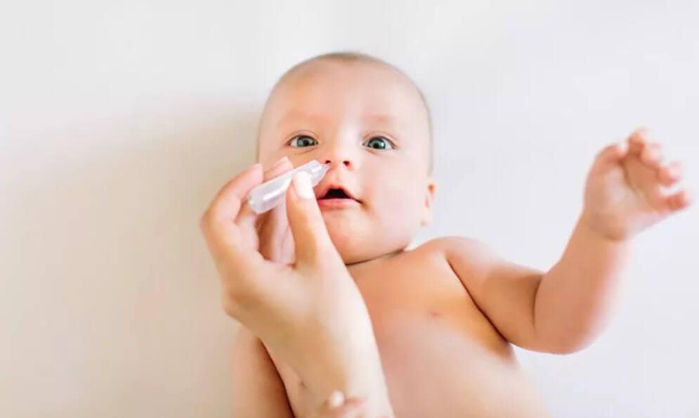 nước muối sinh lý nhỏ mắt cho trẻ sơ sinh