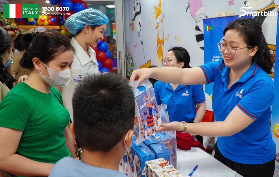 Nhãn hàng Smartbibi tặng quà cho các bạn nhỏ tại Khoa Nhi Bệnh viện đại học Y Hà Nội