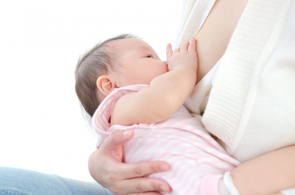 Sữa mẹ chứa một lượng kẽm cho bé dưới 6 tháng tuổi