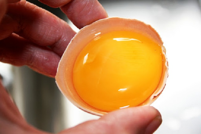 Lòng đỏ trứng gà chứa rất nhiều K2 cho bé