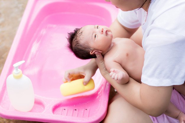 Cách tắm từng phần cho trẻ sơ sinh